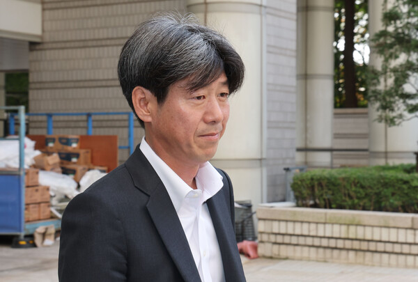 대장동 개발 비리 의혹 사건에 연루돼 특정경제범죄 가중처벌법상 배임 등 혐의로 기소된 남욱 변호사가 지난 10월 31일 서울 서초구 서울중앙지방법원에서 열린 1심 선고공판에 출석하고 있다. photo 뉴스1