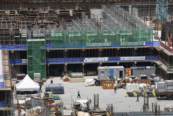 서울 시내의 대형 아파트 건설 현장 모습. photo 뉴시스