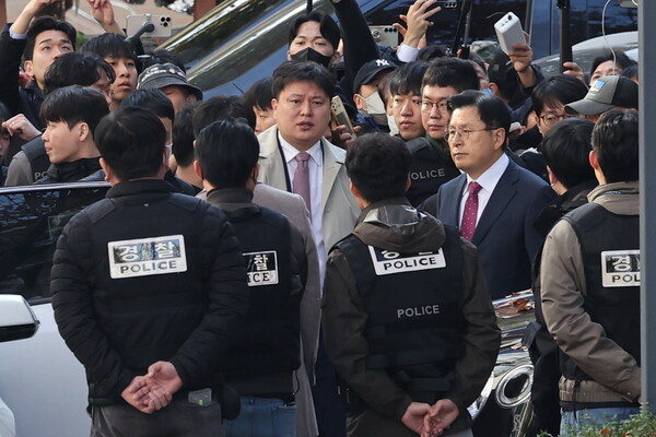 황교안 전 국무총리가 지난 12일 내란 특검팀의 내란 선전·선동 혐의 관련 체포영장 집행으로 서울 용산구 자택을 나서 차량에 오르고 있다. photo 뉴스1