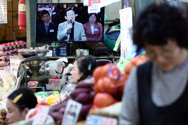 지난 10월 14일 서울시 서대문구 인왕시장 한 채소 매장 TV에 지역 상권 활성화와 소비쿠폰을 주제로 한 '디지털 토크 라이브' 생중계가 틀어져 있다. photo. 뉴스1