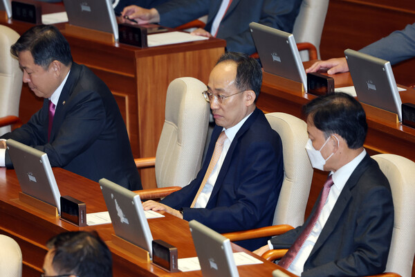 추경호 국민의힘 의원(가운데)이 13일 서울 여의도 국회에서 열린 제429회국회(정기회) 제429-12차 본회의에 참석해 있다. photo 뉴스1