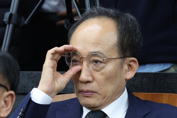 추경호 국민의힘 의원이 지난 4일 서울 여의도 국회에서 열린 의원총회에서 안경을 고쳐 쓰고 있다. photo 뉴스1