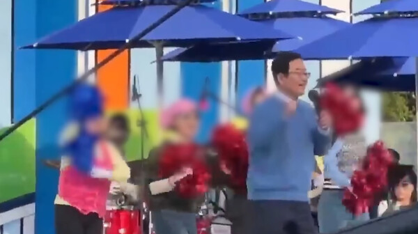 문인 광주광역시 북구청장이 KBS 전국노래자랑 무대 위에서 노래를 부르고 있다. photo 유튜브 화면 캡처