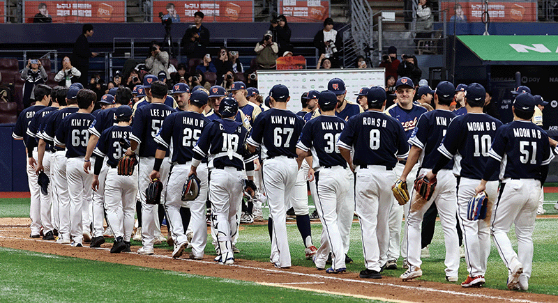 지난 11월 9일 오후 서울 구로구 고척스카이돔에서 열린 2026 WBC 대비 평가전 ‘2025 네이버 K-베이스볼 시리즈’에서 국가대표팀 선수들이 체코 대표팀 선수들과 악수하고 있다. photo 뉴스1