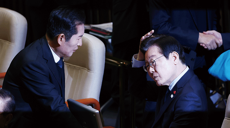 이재명 대통령 (당시 더불어민주당 대표·오른쪽)이 지난해 12월 13일 서울 여의도 국회에서 열린 본회의에서 정청래 더불어민주당 대표(당시 법사위원장)와 대화하고 있다. photo 뉴스1