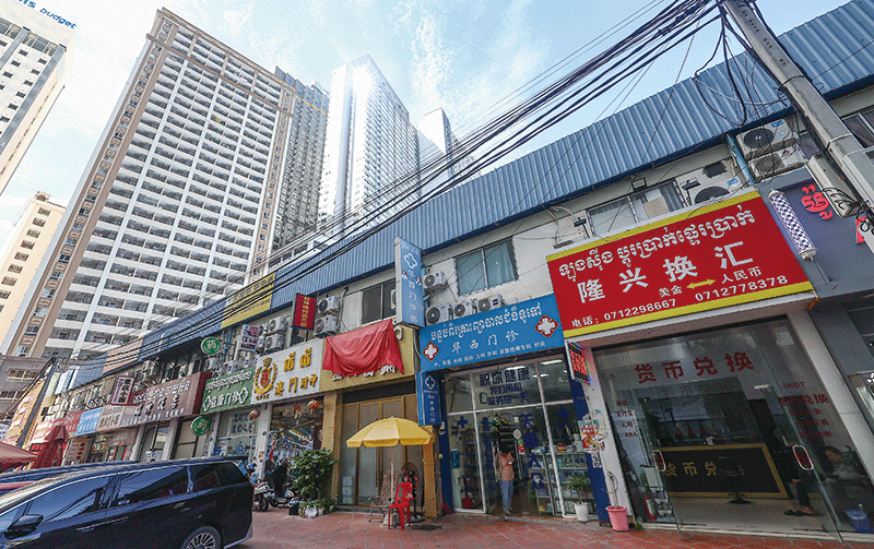 지난 10월 19일(현지시간) 캄보디아 프놈펜 한 거리 상가에 중국어와 크메르어가 혼재된 간판들이 붙어 있다. photo 뉴시스