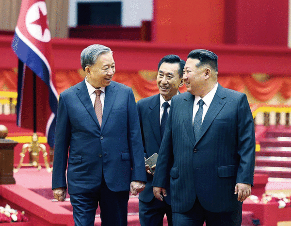 지난 10월 9일 북한 평양에서 회담에 앞서 대화하는 김정은 북한 국무위원장(오른쪽)과 또럼 베트남 공산당 서기장(왼쪽). photo 뉴시스·AP