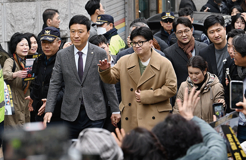 한동훈 전 국민의힘 대표가 지난 3월 2일 서울 종로구 나온 씨어터에서 제2연평해전을 다룬 공연 ‘바다는 비에 젖지 않는다’를 관람하기 위해 이동하고 있다. photo 뉴시스