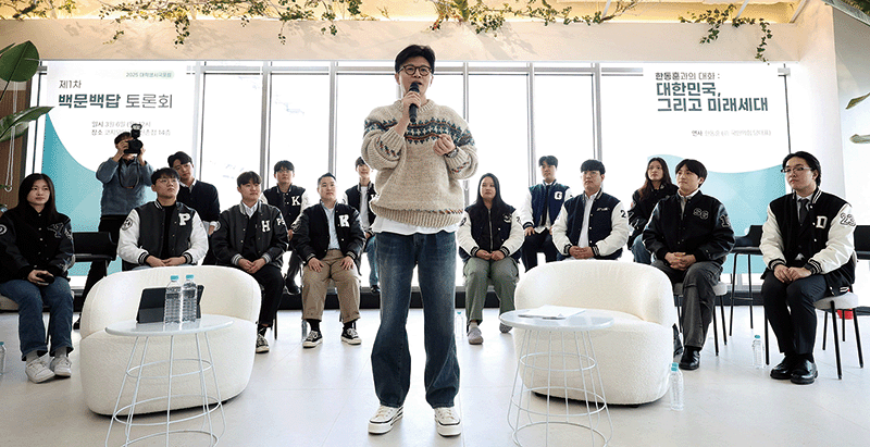 한동훈 전 국민의힘 대표가 지난 3월 6일 서울 서대문구 신촌의 한 모임공간에서 열린 ‘2025 대학생시국포럼-제1차 백문백답 토론회’에서 발언하고 있다. photo 뉴시스