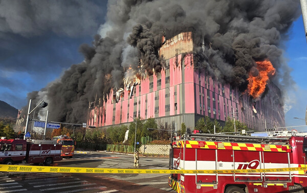 15일 오전 충남 천안 이랜드패션 물류센터에서 화재가 발생해 검은 연기와 함께 화염이 치솟고 있다. photo 뉴스1