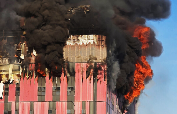 15일 오전 충남 천안 이랜드패션 물류센터에서 화재가 발생해 검은 연기와 함께 화염이 치솟고 있다. photo 뉴스1