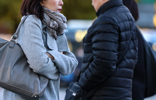 지난 10일 서울 종로구 광화문 네거리에서 두꺼운 옷을 입은 시민들이 지나고 있다. photo 뉴스1