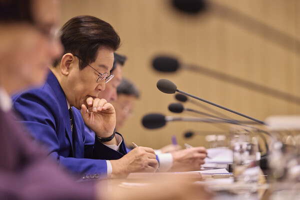 이재명 대통령이 지난 16일 서울 용산 대통령실 청사에서 열린 한미 관세협상 후속 민관 합동회의에서 자료를 살펴보고 있다. photo 뉴스1