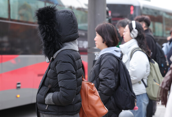 17일 오전 서울 종로구 광화문 네거리에서 시민들이 출근길을 서두르고 있다. photo 뉴스1