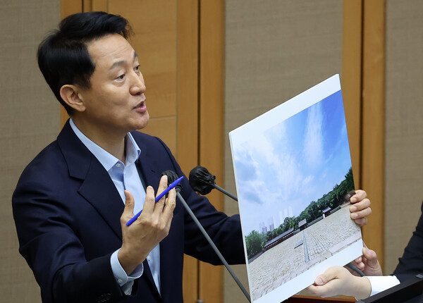 오세훈 서울시장이 18일 오전 서울 중구 서울시의회에서 열린 제333회 정례회 시정 질문에 참석해 김규남 국민의힘 서울시의원의 세운지구 관련 질의에 답하고 있다. photo 뉴스1