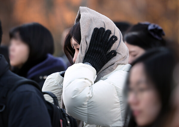 18일 오전 서울 종로구 광화문 네거리에서 두꺼운 옷차림을 한 시민이 발걸음을 옮기고 있다. photo 뉴스1