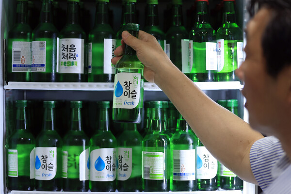 서울 종로구의 한 중식당에서 직원이 소주와 맥주를 정리하고 있다. photo 뉴스1