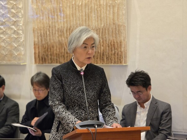 강경화 주미대사가 지난달 17일(현지시간) 미국 뉴욕 주유엔대표부에서 열린 국회 외교통일위원회 국정감사에서 업무보고를 하고 있다. photo 뉴스1