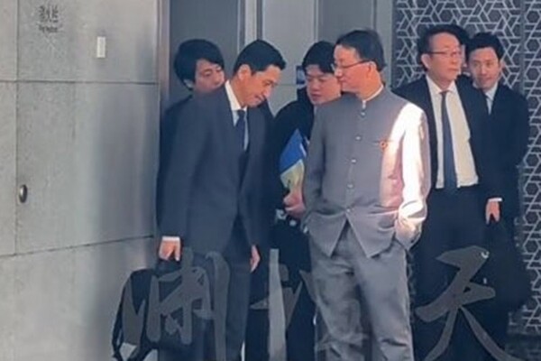 류진쑹 중국 외교부 국장(오른쪽), 가나이 마사아키 일본 외무성 국장(왼쪽). photo 중국 위위안탄톈 캡처.