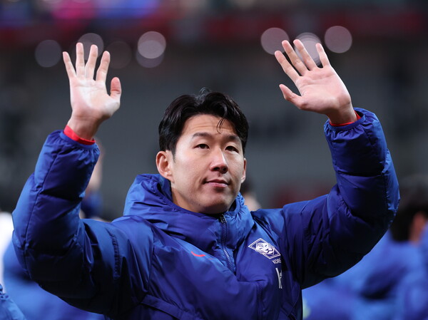 18일 오후 서울 마포구 서울월드컵경기장에서 열린 하나은행 초청 국가대표팀 친선경기 대한민국과 가나와의 경기가 끝난 뒤 손흥민이 팬들에게 인사하고 있다. photo 뉴스1