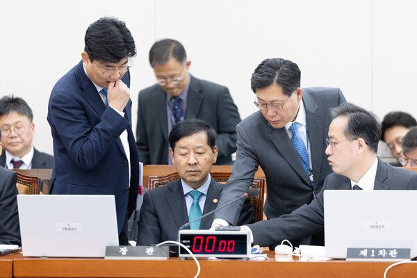 구윤철 경제부총리 겸 기획재정부 장관(가운데)이 17일 서울 여의도 국회에서 열린 제429회국회(정기회) 기획재정위원회 제7차 전체회의에서 자료를 검토하고 있다. photo 뉴스1