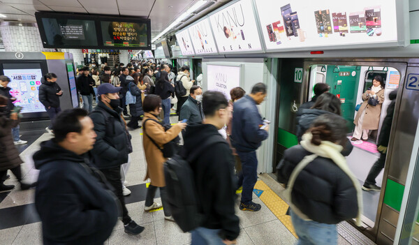 서울교통공사 노사 간 임단협 교섭이 극적 타결돼 총파업이 철회된 지난해 12월 6일 서울 구로구 지하철 신도림역 승강장에서 시민들이 출근길을 서두르고 있다. photo 뉴스1