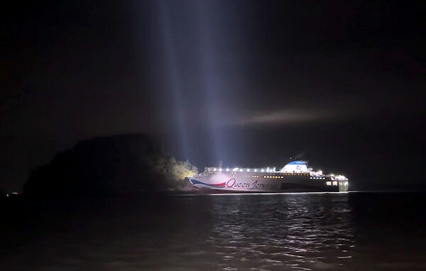 19일 오후 8시 16분쯤 전남 신안군 장산면 족도에 승객과 승무원 267명이 탑승한 여객선이 좌초돼 해경이 구조 작업을 벌이고 있다. photo 뉴스1