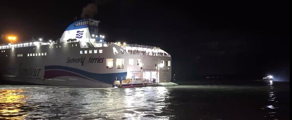 19일 오후 8시 17분Rp 전남 신안군 장산면 족도에 267명이 탑승한 여객선이 좌초돼 해경이 구조 작업을 벌이고 있다. photo 뉴스1