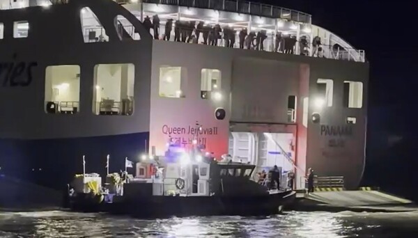 19일 오후 8시 17분쯤 전남 신안군 장산면 족도에 267명이 탑승한 여객선이 좌초돼 해경이 구조 작업을 벌이고 있다. photo 뉴스1