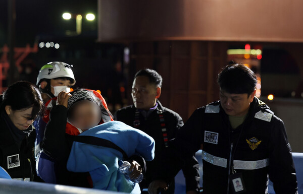 19일 전남 신안군 장산면 족도에 좌초한 여객선에서 구조된 탑승객들이 육지로 이동하고 있다. photo 뉴스1