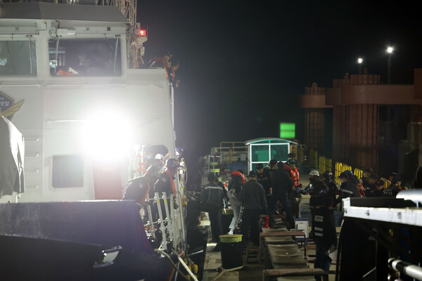 전남 신안군 장산면 족도에서 좌초한 여객선 퀸제누비아2호 탑승객들이 19일 밤 전남 목포해양경찰서 전용부두로 도착하고 있다. photo 뉴스1