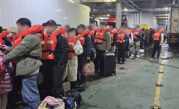 전남 신안군 장산면 족도에서 좌초한 여객선 퀸제누비아2호에서 승객들이 구명조끼를 입고 하선 준비를 하고 있다. photo 뉴스1