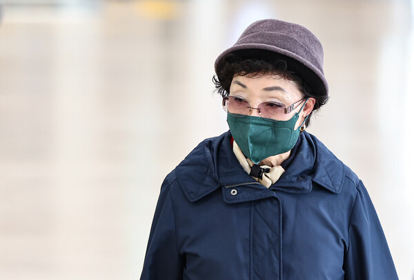 김건희 여사 모친 최은순씨가 4일 오전 서울 종로구 김건희특검 사무실에 피의자 신분으로 출석하고 있다. photo 뉴스1