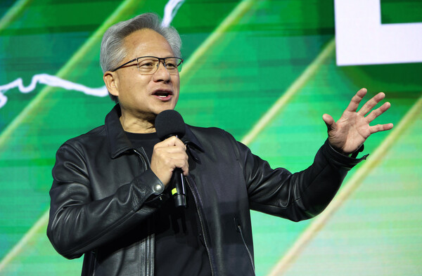 젠슨 황 엔비디아 최고경영자(CEO)가 지난 10월 서울 강남구 코엑스 K-POP 광장에서 열린 '지포스 게이머 페스티벌'에 등장해 인사말을 하고 있다. photo 뉴스1