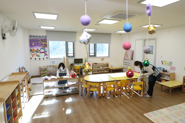 한 어린이집에서 교사들이 교실을 청소하고 있다. 기사와 관련 없는 자료 사진. photo 뉴스1