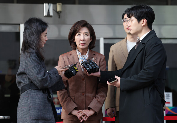 나경원 국민의힘 의원이 20일 서울 양천구 남부지법에서 열린 '자유한국당 패스트트랙(신속처리안건) 충돌 사건' 1심 선고를 마친 뒤 법정을 나서며 심경을 밝히고 있다. photo 뉴스1