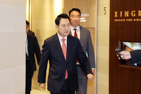 장동혁 국민의힘 대표가 20일 3선 의원들과 오찬 회동을 위해 서울 여의도의 한 식당으로 들어서고 있다. photo 뉴스1