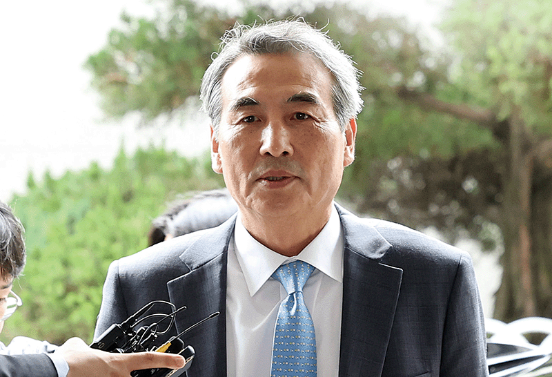 ‘김건희 특검’을 이끄는 민중기 특별검사가 지난 6월 30일 서울 서초구 사무실로 출근하고 있다. photo 뉴스1