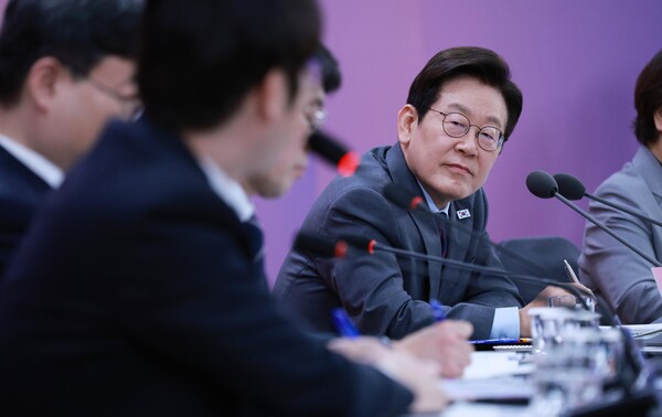 이재명 대통령이 지난 10월 열린 '대구의 마음을 듣다' 타운홀 미팅에서 하정우 대통령실 AI미래기획수석의 발언을 듣고 있다. photo 뉴시스