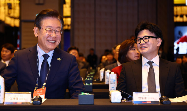 지난해 10월 23일 이재명 당시 더불어민주당 대표(왼쪽)와 한동훈 당시 국민의힘 대표(오른쪽)가 서울 종로구 포시즌스 호텔에서 열린 중앙포럼에서 대화를 나누고 있다. photo 뉴스1