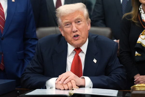 도널드 트럼프 미국 대통령이 12일(현지시간) 백악관 집무실에서 연방정부 재가동을 위한 임시 예산안 서명에 앞서 발언하고 있다. photo 뉴시스