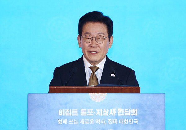 이재명 대통령이 20일(현지시간) 카이로 한 호텔에서 열린 이집트 동포·지상사 간담회에서 인사말을 하고 있다. photo 뉴시스