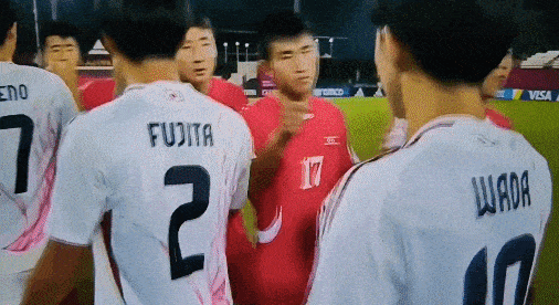 19일(현지시간) 카타르 도하 어스파이어존에서 열린 2025 국제축구연맹(FIFA) U-17 월드컵 16강전에 앞서 진행된 북한과 일본 선수들 간 인사 자리에서 북한 선수들이 주먹을 날리고 있다. photo X(구 트위터)