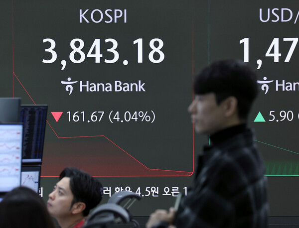 21일 오전 서울 중구 하나은행 딜링룸 전광판에 코스피 지수가 나타나고 있다. photo. 뉴스1