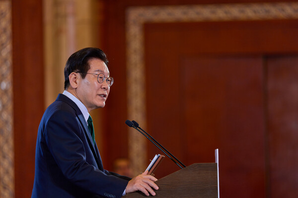 아랍에미리트(UAE)를 국빈 방문한 이재명 대통령이 17일(현지시간) 아부다비에서 열린 동포 만찬 간담회에서 인사말을 하고 있다. photo 뉴스1