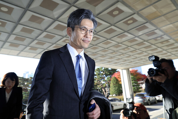 박철우 신임 서울중앙지검장이 21일 오전 서울 서초구 서울중앙지방검찰청으로 출근하고 있다. photo 뉴스1