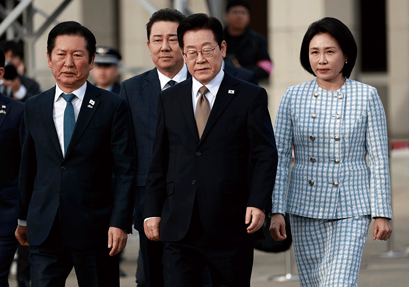 남아프리카공화국 G20 정상회의 참석 차 순방길에 오르는 이재명 대통령(가운데)과 김혜경 여사가 지난 11월 17일 경기 성남 서울공항에서 공군 1호기로 향하고 있다. 왼쪽은 정청래 더불어민주당 대표. photo 뉴시스