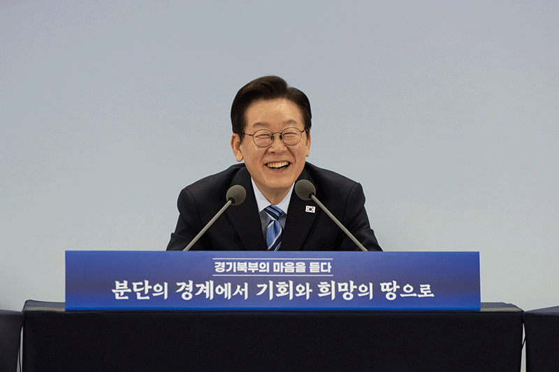 이재명 대통령이 지난 11월 14일 경기 파주시 라이브러리스테이 지지향에서 열린 ‘경기 북부의 마음을 듣다’ 타운홀 미팅에서 미소 짓고 있다. photo 뉴스1