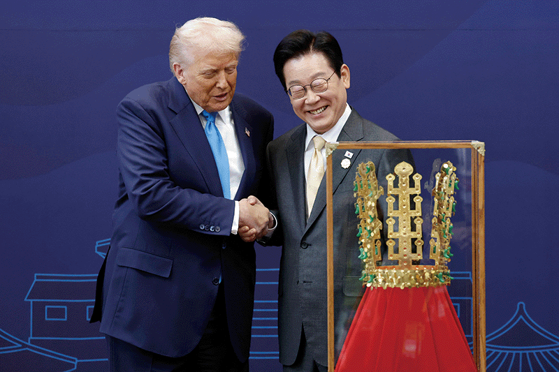 이재명 대통령이 지난 10월 29일 경북 경주 국립경주박물관에서 열린 한·미 정상회담에 앞서 도널드 트럼프 미국 대통령(왼쪽)에게 ‘천마총 금관 모형’을 선물하고 있다. photo 뉴시스