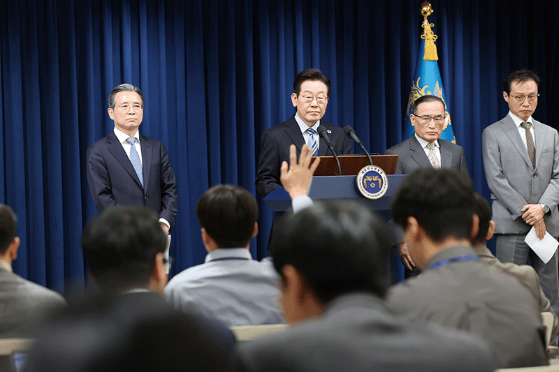 이재명 대통령이 지난 11월 14일 서울 용산 대통령실 청사에서 한·미 팩트시트 타결 관련 발표 후 질문을 받고 있다. photo 뉴스1